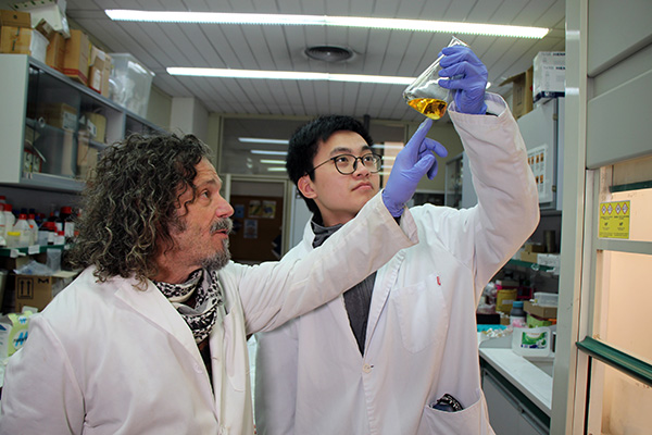 Los científicos Miguel Camblor y Huajian Yu analizan una muestra en su laboratorio