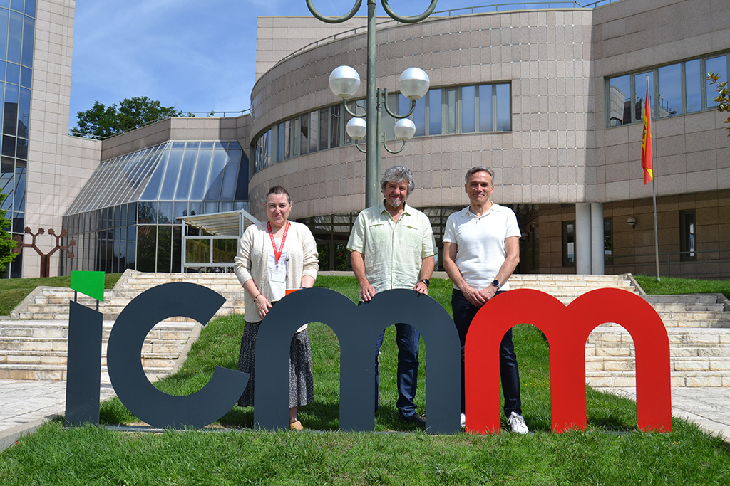 Pilar Aranda, José Ángel Martín Gago y Jesús Ricote frente al edificio del ICMM