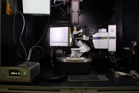Bruker Venture D8 single crystal diffractometer. Equipped with three micro sources (two simultaneous) latest generation diamond type and ultra-high brightness with Cu, Mo and Ag radiations and Photon III detector.