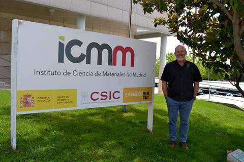 Ignacio Martínez Mendizábal en la puerta del ICMM