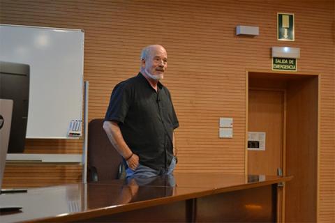 Ignacio martínez Mendizábal durante su charla en el ICMM