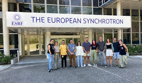 estudiantes ICMM-CSIC en la línea Spline del Sincotrón de Grenoble