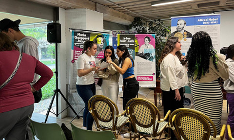 Chicas jugando al Escape Road del Día de Europa