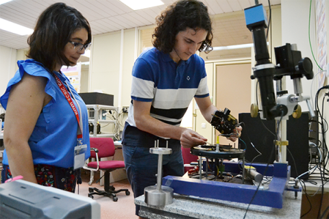 Miriam Jaafar y Raúl Martínez trabajan con uno de los microscopios del laboratorio. Foto: Ángela R. Bonachera ICMM/CSIC