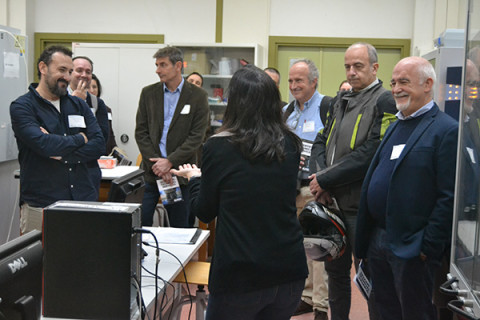 Fátima Esteban explica el laboratorio de Rayos X a los visitantes