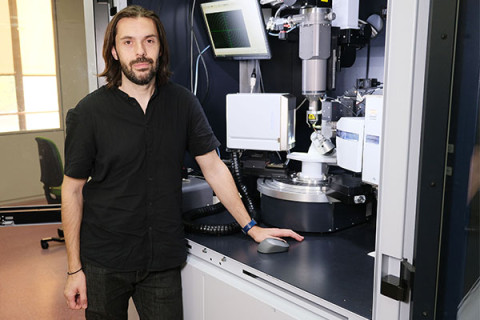 Felipe Gándara en su laboratorio