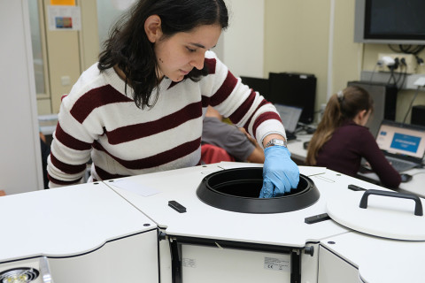 La investigadora predoctoral Amalia Coro, con el nuevo dispositivo.