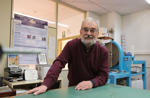 Manuel Vázquez, en su laboratorio