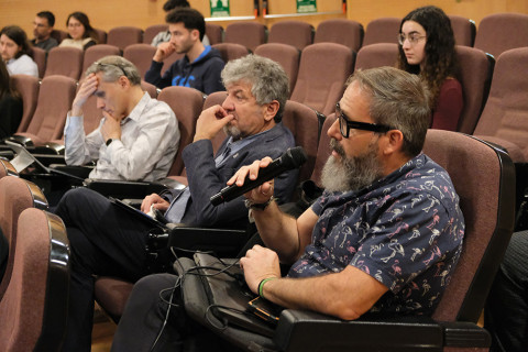 Asistente haciendo una pregunta a conferenciante