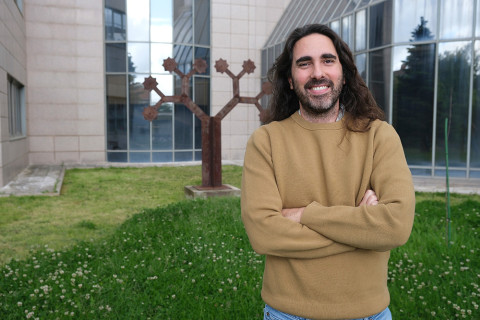 Alvaro Jiménez Galán posa en el jardín del ICMM
