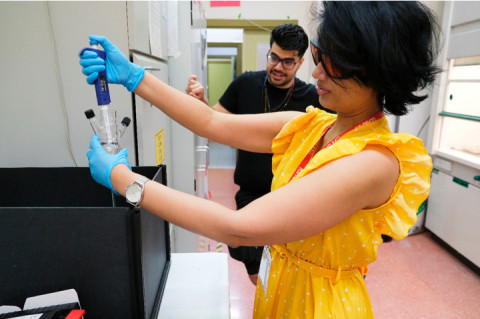 Dooshaye Moonshiram at her lab with Pablo Estévez, a PhD researcher at ICMM. Photo: Verónica Martín-Salas/ICMM-CSIC.