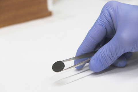 Muestra de las electrocerámicas sostenibles con nanocelulosa./ Ángela R. Bonachera (ICMM-CSIC).