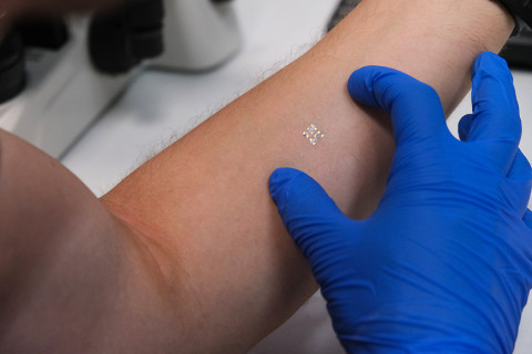 Tatuaje electrónico en la piel de Yigit Sozen