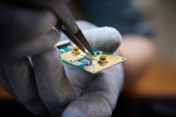 A study involving ICMM-CSIC demonstrates a system with great potential for new quantum computer prototypes. It is the first time that these hybrid qubits have been demonstrated in a controlled manner using a quantum dot system.