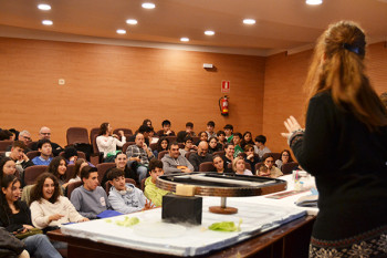 Leni Bascones durante su taller de superconductividad