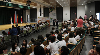 Estudiantes juegan ‘online’ y por equipos al Escape Road. / Embajada de España en Costa Rica.
