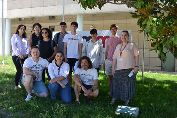 Adrián, Aitor, Daniel y Sarah, junto al equipo de que los acoge en el ICMM. Foto: Ángela R. Bonachera ICMM/CSIC