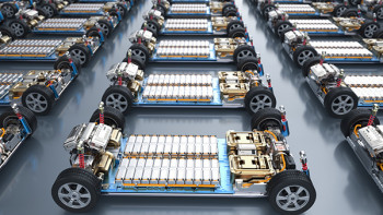 Foto iStock con una fila de baterías de coche eléctrico