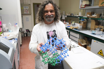 Miguel Camblor en su laboratorio