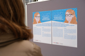 Una visitante observa la exposición de científicas con discapacidad en el ICMM