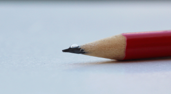 Gota de agua sobre grafito en lápiz