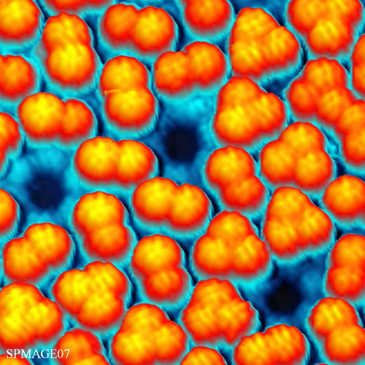 Fullerenos Atrapados en una Red Nanoporosa